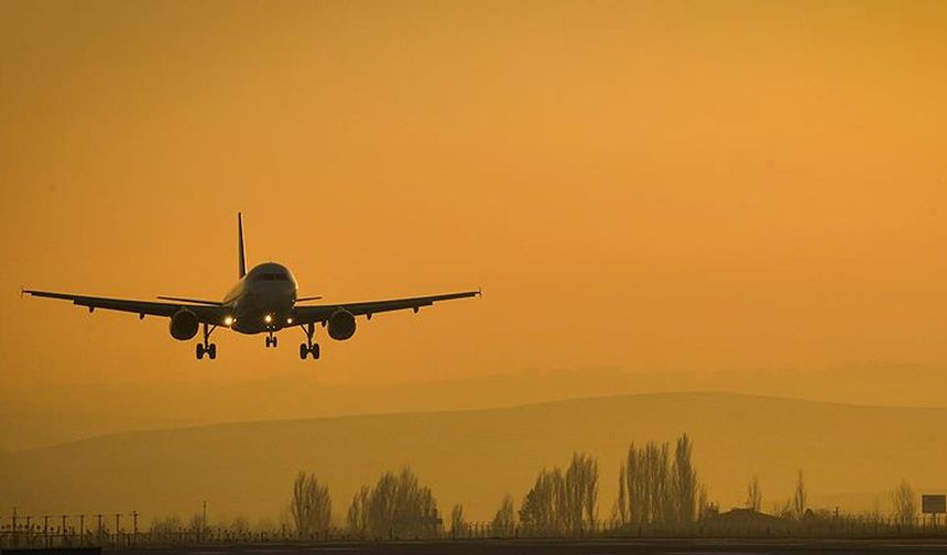 UÇAKTA 365 YOLCU BULUNUYORDU

355 yolcu ile mürettebatı taşıyan uçak, Japonya'nın başkenti Tokyo'daki Haneda Havalimanı'na acil iniş yaptı.