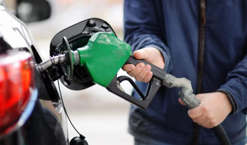 Brent petrol fiyatlarında yaşanan sert düşüş, Türkiye’de pompa fiyatlarına da yansıdı. Küresel piyasalarda varil başına fiyatı 74 dolardan 58,35 dolara düşen Brent petrol, akaryakıt fiyatlarında düşüşleri meydana getirdi.