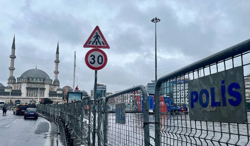 Taksim Meydanı; İBB Başkanı Ekrem İmamoğlu ile il ve ilçe belediyelerindeki çok sayıda yöneticinin gözaltına alındığı 19 Mart Çarşamba günü polis bariyerleriyle çevrilerek yaya trafiğine tamamen kapatıldı