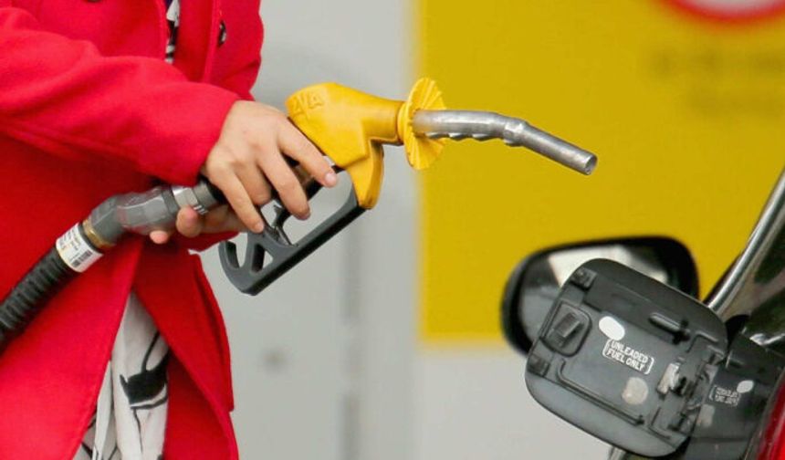Dünya gazetesinin haberine göre, benzinin litre fiyatında yarından itibaren geçerli olmak üzere 1 lira 70 kuruş ila 2 lira arasında bir indirim yapılması bekleniyor. Nihai rakamın bu gece saatlerinde netleşmesi ve tabelalara yansıması öngörülüyor.

