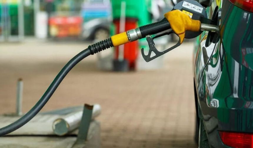 Akaryakıt fiyatlarında uzun süredir beklenen indirim haberi geldi. Küresel piyasalarda brent petrol fiyatlarında yaşanan gerileme, Türkiye’deki motorin ve benzin fiyatlarına da olumlu şekilde yansıdı.

