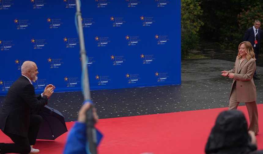 2 metre boyundaki Edi Rama'nın, İtalya Başbakanı Giorgia Meloni'yi kırmızı halıda diz çökerek karşılaması ise gülüşmelere neden oldu. 