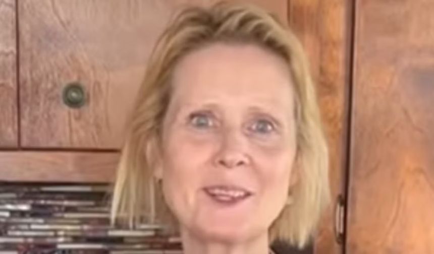 Yayınlandığı dönemde tüm dünyayı kasıp kavuran fenomen dizide 'Miranda Hobbes’ı canlandıran Cynthia Nixon son haliyle şaşırttı.