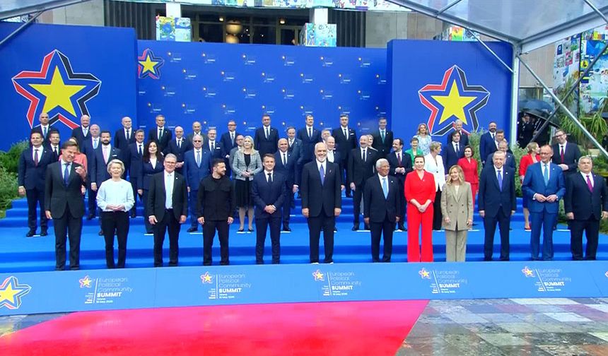 Avrupa Siyasi Topluluğunun (AST) 6'ncı zirvesi, Arnavutluk'un başkenti Tiran'da düzenleniyor.

Zirvede Arnavutluk Başbakanı Edi Rama'nın, liderlerleri karşılayışı ve dikkat çeken ayakkabı seçimi gündem oldu.