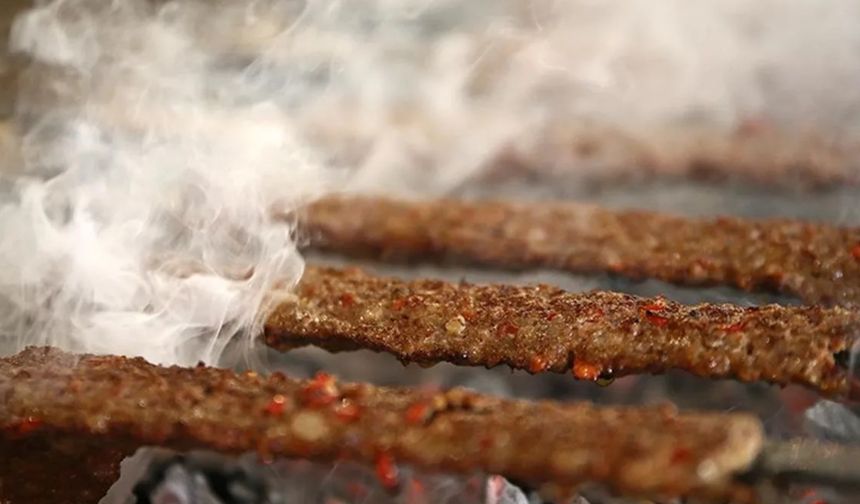 Kebapçının Adana kebabında uygunsuzluk tespit edildi. 
