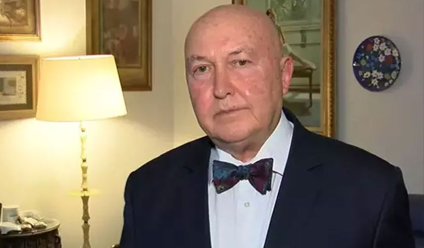 Ercan, Ege Denizi'ndeki hareketliliğin ardından Türkiye ile Yunanistan arasında bir kırık söz konusu olmadığını aktardı.

BİR HAFTADA İKİ TSUNAMİ UYARISI

Yunan basınında yer alan haberlerde, Yunanistan kıyılarında depremin ardından tsunami uyarıları yapıldığı aktarıldı.

Yetkililer bölge sakinlerini "kıyıdan uzaklaşıp daha yüksek bir yere gitmeleri" yönünde uyardı. Sarsıntı, İsrail ve Mısır'a kadar ulaştı ve ada için bir haftada ikinci kez tsunami uyarısı verilmesine neden oldu.