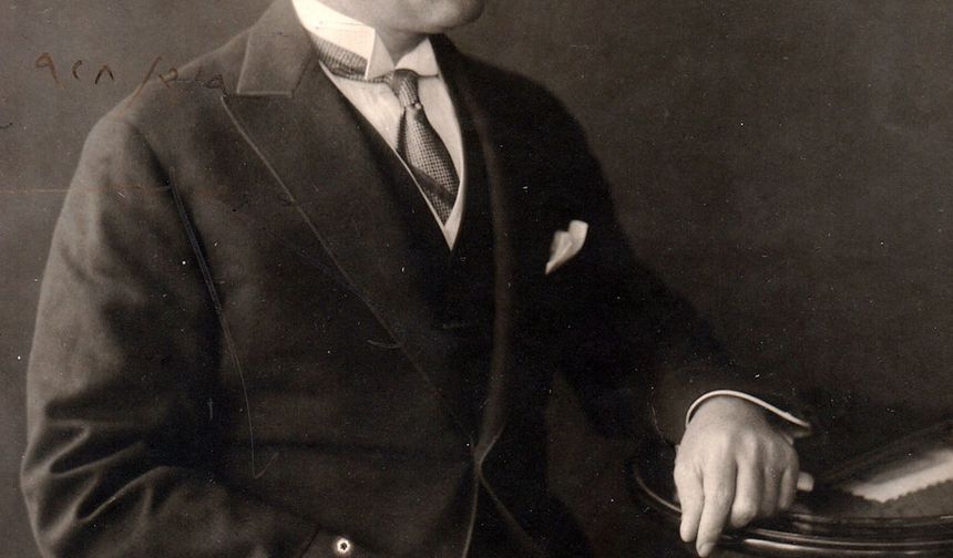 CUMHURBAŞKANLIĞININ İLK DÖNEMİ

Atatürk'ün bu görüntüsü ve fotoğraflarının kayda alındığı tarihin Cumhurbaşkanlığının birinci dönemi olduğunu söyleyen Tümer, “Görüntüler Temmuz 1927'de çekilmiştir. Bu bilgiyi destekleyen ise Atamızın fotoğraflarını belirli tarihlerde önemli devlet başkanları, yakın çevresinde bazı kişilere imzalamasından anlaşılmaktadır. Örnek olarak Atatürk'ün bu fotoğraflarından 1 tanesi Temmuz 1927'de Servet-i Fünun dergisinde kapak olmuştur. Sovyet Büyükelçisi Suriç’e imzaladığı biliniyor. Bir diğer örnek ise Atatürk bu fotoğrafını Eylül 1927'de en yakın arkadaşlarından Nuri Conker Bey'e imzalıyor, bir koleksiyonerde bulunuyor, onu şans eseri gördüm" diye konuştu.
