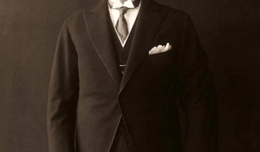 Ulu Önder Mustafa Kemal Atatürk’ün cumhurbaşkanlığı döneminde, İstanbul'da bir fotoğraf stüdyosunda çektirdiği seri fotoğraflara ait video görüntüler ortaya çıktı. Atatürk'ün gün yüzüne çıkmamış veya çok ender bilinen fotoğraf ve videolarının arşivini yapan Ali Taner Tümer (22) adlı öğrenci, 1927 yılında çekilmiş bu seri fotoğraf çekimi ve videosuna 1950'lerin ortasında çekildiği düşünülen bir belgeselden ulaştı. Fotoğraf çekimine ait fotoğraflar ve bu ana ait video görüntülerine ilişkin bilgi veren Tümer, “Atatürk'ün 1 Temmuz 1927'de İstanbul'a gelişinden sonra kayda alındığı biliniyor. İstanbul'da bir fotoğrafçıda fotoğrafları çekilmiştir ve Atatürk'ün kısa bir filmi alınmıştır. Görüntülerin daha uzun olduğunu düşünüyorum ve daha önce doğru tarih ve bilgilendirme ile paylaşılmamıştır" dedi.