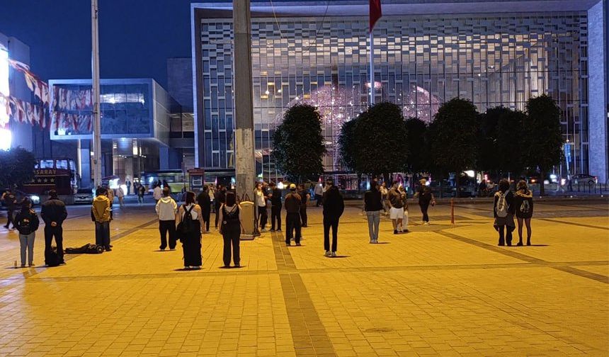 AKM önünde "Duran Adam" eylemi yapan 19 kişi adli kontrolle serbest