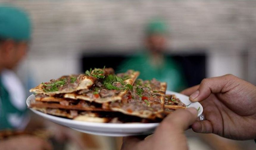 Etli ekmek mi, sakatat bombası mı? İstanbul’daki restoranda skandal!