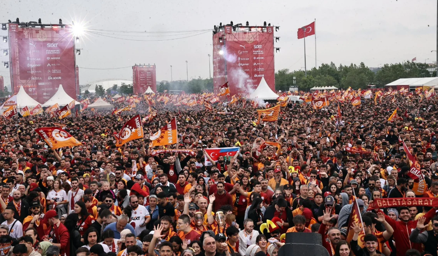 Galatasaray'dan Yenikapı'da 5 yıldızlı festival! Boğaz sarı kırmızıya büründü
