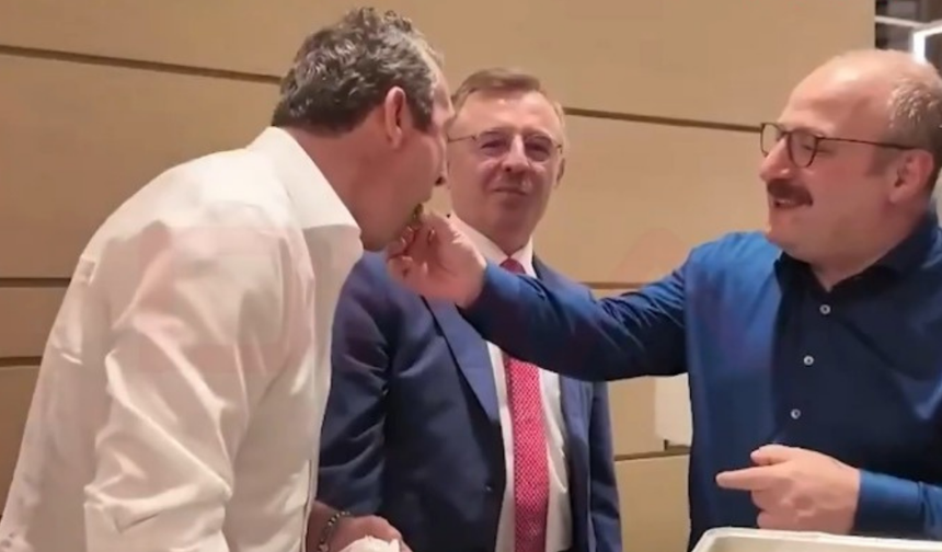 AKP'li Varank, Ali Koç'a eliyle baklava yedirdi!