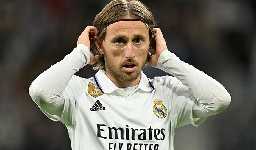 Real Madrid'de efsane oyunculardan Luka Modric geçtiğimiz günlerde takıma veda etti. Hırvat oyuncunun ayrılmasıyla birlikte İspanyol devinde 10 numaralı forma boşaldı. Formayı devralacak futbolcunun kim olacağı ise merak konusu oldu. 