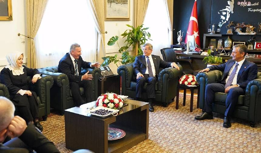 Ahmet Davutoğlu'ndan, Özgür Özel'e ziyaret