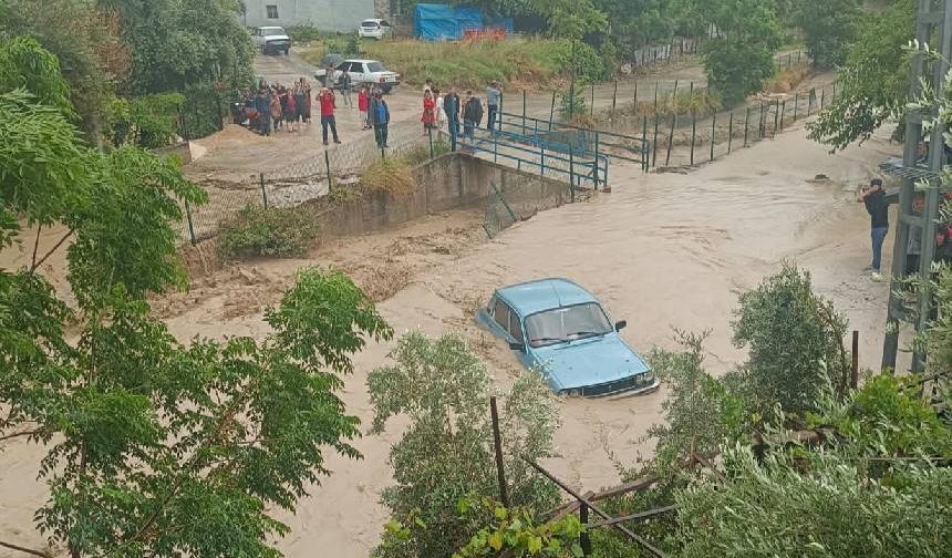 Kadirli'de sel: 7 araba sürüklendi