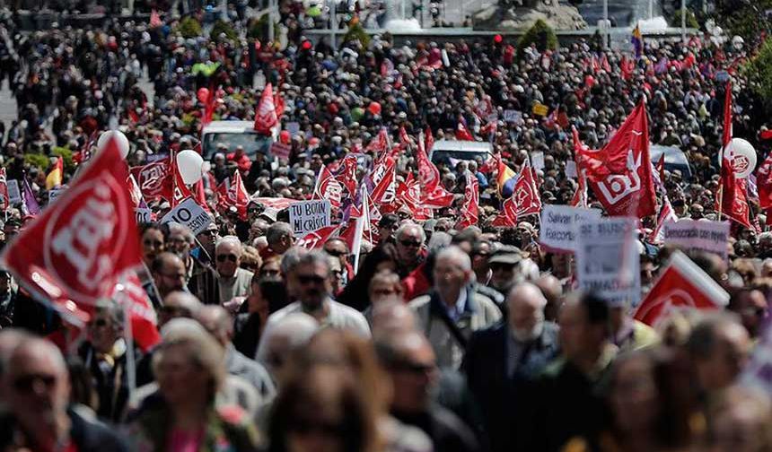 Türkiye'de 1 mayıs gözaltılar ve polis ablukaları arasında geçse de dünyada işçiler 1 Mayıs'ı olması gerektiği gibi bayram havasında kutluyor.

İşte dünyanın dört bir yanında 1 Mayıs kutlamaları
