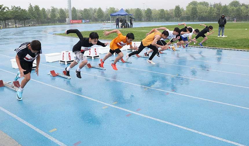 300'e yakın sporcu yağmur altında 19 Mayıs Gençlik Kupası için koştu