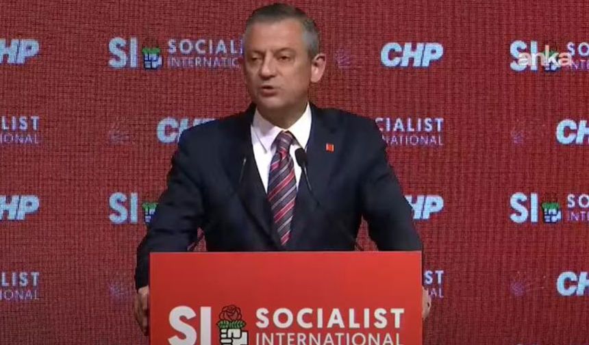 Özgür Özel Sosyalist Enternasyonal'de konuşuyor