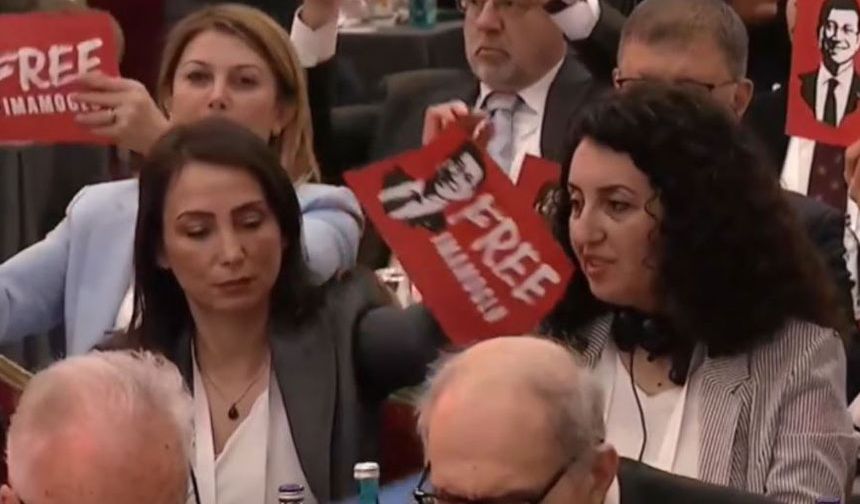 Temelli 'Önümüzde yoktu' demişti, Hatimoğulları'ın 'İmamoğlu' pankartını verdiği görüntü ortaya çıktı