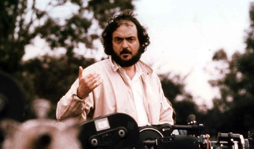 İngiltere’nin Hertfordshire bölgesindeki Barnet Lane, Elstree’de yer alan ve ‘Abbots Mead’ ismiyle bilinen mülk, Stanley Kubrick’in bir dönem yaşam alanıydı. Yönetmenin ‘The Shining’, ‘Barry Lyndon’ ile ‘A Clockwork Orange ve 2001: A Space Odyssey’ gibi filmlerin prodüksiyon süreçlerini bu evde yürüttüğü biliniyor.