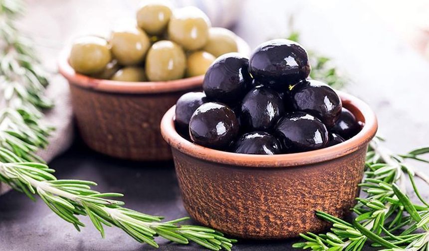 Kahvaltı sofralarının vazgeçilmezi zeytinin faydaları saymakla bitmez. Peki, en sağlıklı zeytin hangisi? Kırmızı zeytin oldukça faydalı kabul ediliyor. Peki, kırmızı zeytin neden bu kadar değerli?
