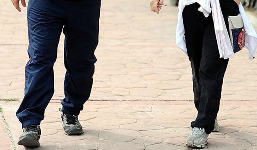 İNSANLARIN YAŞ ALDIKÇA YÜRÜME HIZLARININ YAVAŞLAMASI NORMAL FAKAT... 

BBC'den Jasmin-Fox Skelly'nin haberine göre; kulağa önemsiz gelebilir ama A noktasından B noktasına ne hızda yürüdüğünüz, vücudunuzun ve aklınızın çalışma mekanizmalarına dair çok sayıda bilgi veriyor.

Araştırmalar mağazalara, parklara ya da otobüs durağına yürüme hızınızla hastanelik olma, kalp krizi geçirme ve hatta ölüm riskinizin tahmin edilebileceğini gösteriyor. Aslında, bir insanın yürüme hızı bilişsel yaşlanma oranını ortaya koymak için bile kullanılabiliyor.

Yürüme hızı testi bir insanın fonksiyonel kapasitesini yani ev işleri yapma ve bağımsız hareket edebilme yeteneğini değerlendirmenin bir yöntemi. Ayrıca bir insanın ne kadar narin olduğunu ve felç geçirdikten sonra rehabilitasyona nasıl yanıt verebileceğini tahmin etmekte de kullanılabiliyor.

İnsanların yaş aldıkça yürüme hızlarının yavaşlaması normal. Fakat yürüyüş temposundaki hızlı azalma, çok ciddi bir şeyler yaşandığına işaret ediyor olabilir.
