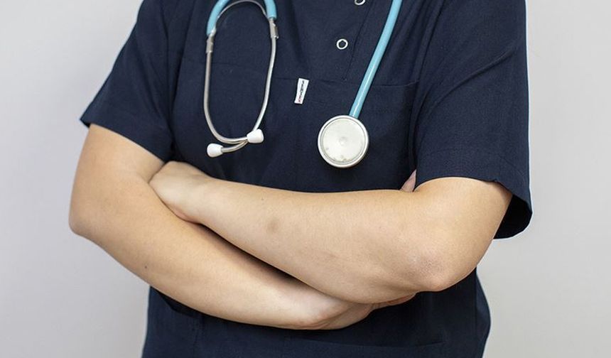 "DYLAN İÇKİYİ SEVERDİ AMA..."

Akut pankreatit, pankreasın şişmesi ve dokularının ölmesiyle karakterize bir hastalık olup hızlı müdahale edilmezse ölümcül sonuçlar doğurabilir.

Araştırmalara göre, İngiltere'De görülen pankreatit vakalarının yaklaşık dörtte biri, aşırı alkol tüketiminden kaynaklanıyor. Alkol, pankreastaki sindirim enzimlerini aşırı uyararak bu enzimlerin sağlıklı dokuya saldırmasına neden oluyor. Wakefield’ın kesin ölüm nedeni henüz açıklanmasa da, 31 yaşındaki kardeşi Nathan Lamb, alkol tüketiminin etkili olduğuna inandığını söylüyor:

“Dylan içkiyi severdi ama henüz 29 yaşındaydı. Böyle bir sorunun ancak hayatın ilerleyen yıllarında yaşanacağını düşünürdünüz. Bu çok haksızlık”.