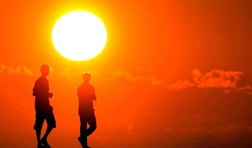 Uzmanlar, sıcak çarpması riskinin en yüksek olduğu saatlerin 11.00 ile 16.00 arasında olduğunu vurgulayarak, bu saatlerde doğrudan güneş altında bulunulmaması gerektiğini hatırlattı.

