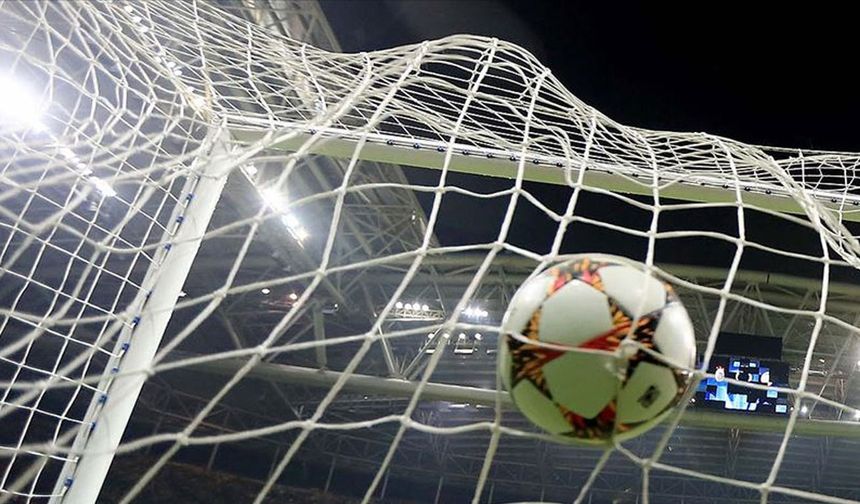 Futbol tarihinin son çeyrek yüzyılı, sahneye çıkan birçok büyük golcünün izleriyle dolu. Kimi isimler kulüp sadakatiyle, kimileri ise uluslararası arenadaki başarılarıyla hafızalara kazındı. Ancak hepsinin ortak noktası; fileleri havalandırma konusundaki istisnai yetenekleri oldu. 

Listenin zirvesinde son yıllara damgasını vuran Cristiano Ronaldo var. Ronaldo'yu bir başka efsane Lionel Messi takip ederken, üçüncü sırada ise Lewandowski yer alıyor. 

Transfermarkt, son 25 yıla damgasını vuran ve attıkları gollerle futbolun seyrini değiştiren en golcü oyuncuları bir araya getirdi. Ayrıca listede daha önce Süper Lig'de formaya giymiş iki isim de yer alıyor. 

İşte son 25 yılın en golcü 20 futbolcusu... 