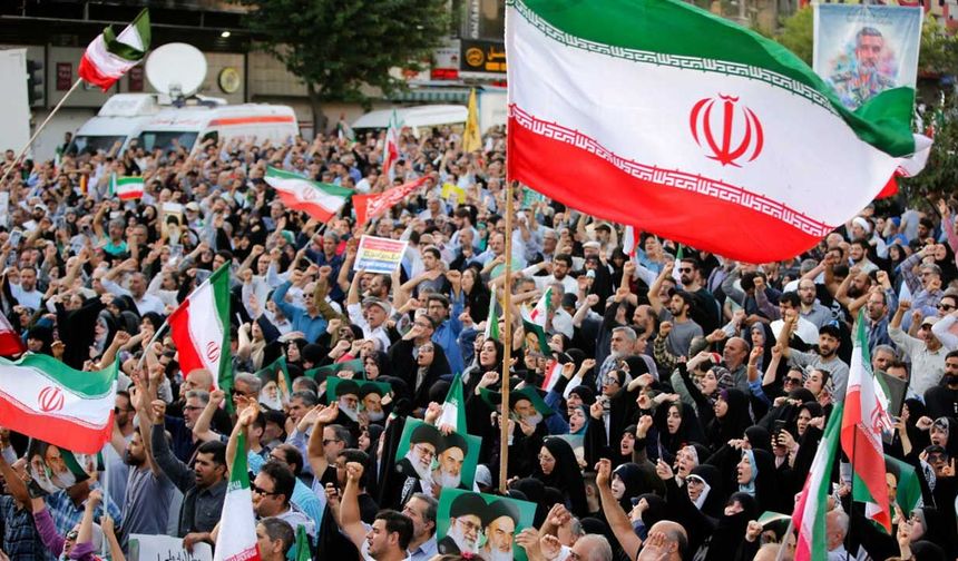 İran'da miting alanında patlama