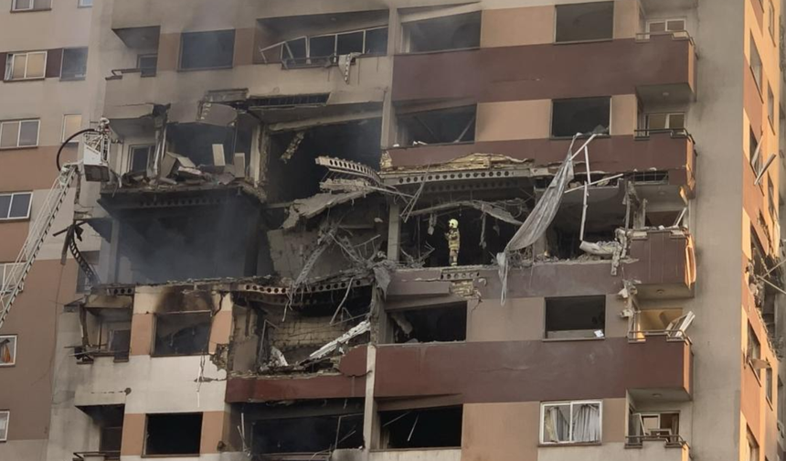 İsrail ve İran arasındaki gerilim giderek artıyor. İsrail yönetimi İran'ın Tebriz şehrinde yaşayan insanlara 'evleri boşaltın' tehdidinde bulundu. İsrail'in bu tehdidi sonrası İranlılar yıllardır yaşadıkları evlerini boşalttı. Evlerine veda eden İranlıların sosyal medyadan yaptıkları paylaşımlar boğaz düğümledi.