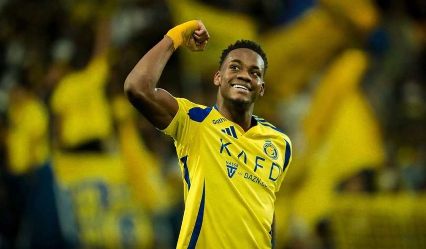 Gazeteci Yağız Sabuncuoğlu’nun haberine göre, yıldız oyuncuyu İstanbul’a getirmek için tüm hazırlıklar yapıldı.

Sarı lacivertli ekibin hem Al Nassr ile hem de oyuncuyla anlaşma sağladığı öğrenildi.

Sabuncuoğlu’nun aktardığı son bilgi ise şu şekilde:

“Fenerbahçe, Jhon Duran'ı hafta içi İstanbul'a getirmek için tüm hazırlıkları yaptı! Oturacağı ev Duran'a 'online' olarak tanıtıldı ve evin kontratı hazırlandı. Transferin tamamlanması için final görüşmeler yapılıyor. Jhon Duran'ın avukatları sözleşmeyi inceliyor”