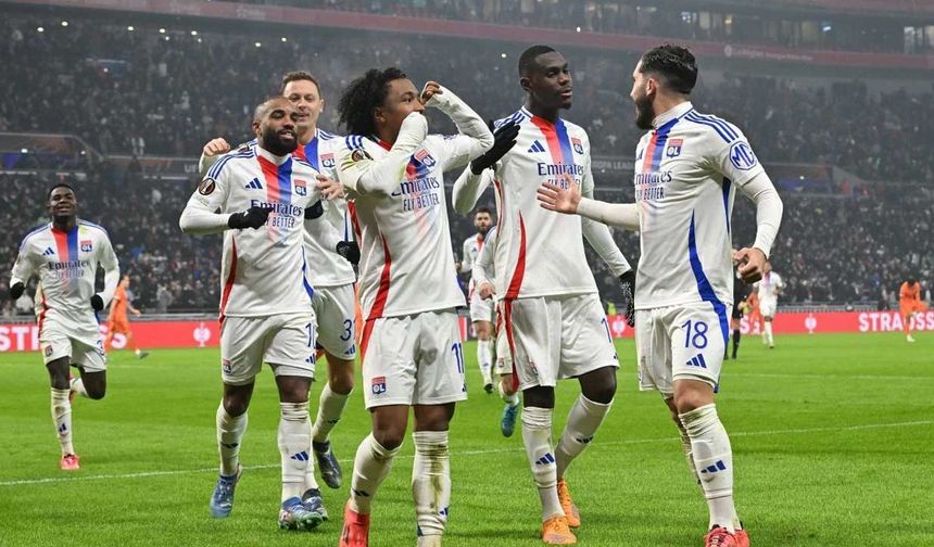 Kulüpler, yeni sezon hazırlıkları kapsamında transfer dönemine hızlı bir giriş yaparken, Fransa’da yaşanan bu gelişme Lyon’daki yıldız oyuncuları gündeme getirdi.