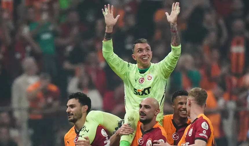 Muslera'dan duygulandıran veda! İstanbul'dan ayrıldı