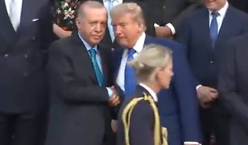 Erdoğan, Hollanda Kralı Willem-Alexander ve eşinin, NATO Devlet ve Hükümet Başkanları Zirvesi'ne katılan liderler ile eşleri onuruna verdiği akşam yemeğine katıldı. Yemeğe gelen konuklarla çekilen 'aile' fotoğrafında Erdoğan ABD Başkanı Donald Trump'ın yanından ayrılmadı.