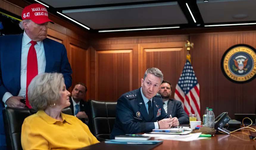 Trump, Genelkurmay Başkanı Orgeneral Dan Caine ve Beyaz Saray Genelkurmay Başkanı Susie Wiles ile birlikte.