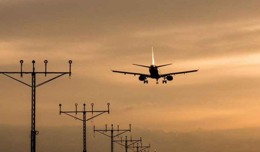 İran hava sahasın ikinci duyuruya kadar uçuşlara kapattı