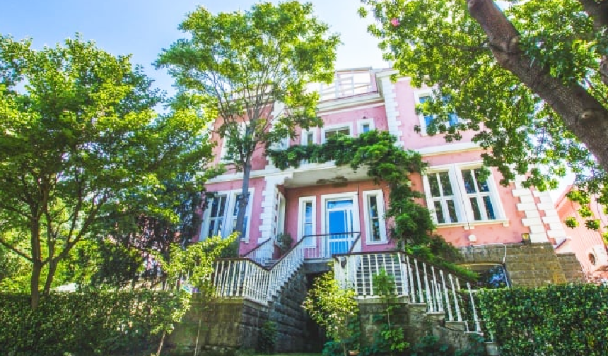 MEB'den Üsküdar Amerikan Lisesi'ne 'LGBTİ afişi' soruşturması