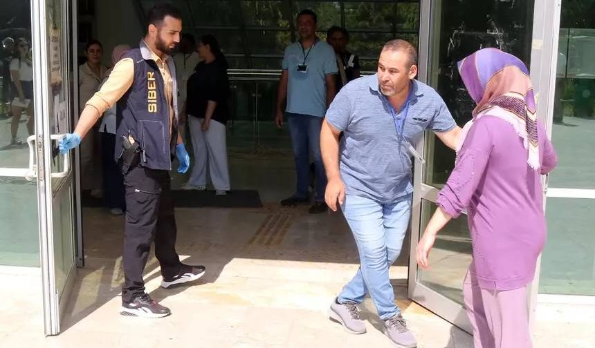 POLİS SAYESİNDE SINAVA YETİŞTİ!
Diyarbakır Anadolu Lisesi'nde kapıların kapanmasından 1 dakika sonra gelen 1 kız öğrenci sınava alınmadı. Hani ilçesi Mehmet Akif Ersoy İlkokulu'nda sınava girecek olan ancak kimliğini kaybeden öğrenci, görevli polislerden yardım istedi. Önce İlçe Nüfus Müdürlüğü'ne götürülen kız öğrencinin, sistemdeki kayıtlı fotoğrafının güncel olmadığı tespit edildi.

