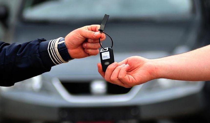 BAZILARI BU ÖZELLİĞİ HİÇ DUYMADI

motor1.com’un haberine göre Bryce isimli bir TikTok kullanıcısı, Honda Civic otomobilinin anahtarındaki özelliği üç yıl sonra fark etti. Bazıları için zaten bilinen ancak bazılarının hiç duymadığı bu özellik, camları uzaktan açmaya imkan tanıyor. 