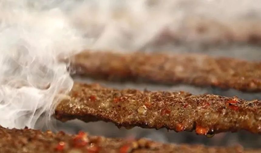 Bu dürümcüden yiyenler dikkat! Adana kebabı diye bakın ne yedirmişler
