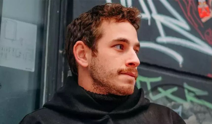 “Şakir Paşa Ailesi: Mucizeler ve Skandallar” dizisinde canlandırdığı “Cevat Şakir” karakteri ile çok konuşulan Cem Yiğit Üzümoğlu, bu kez de metrodaki doğal haliyle gündeme geldi.