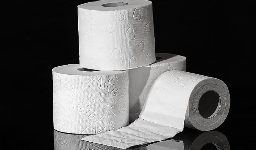 1. SIK İDRARA ÇIKMA

Normal sıvı tüketiminde bir değişiklik olmamasına rağmen, tuvalet ihtiyacında artış yaşanması mesane kanserinin ilk işaretlerinden biri olabilir. Mesane tam dolu değilken dahi ani ve yoğun bir idrara çıkma isteği oluşabilir. Bu durum genellikle idrar yolu enfeksiyonu veya aşırı aktif mesane ile karıştırılsa da, belirtiler haftalarca devam ediyorsa mutlaka bir uzmana başvurulmalıdır.