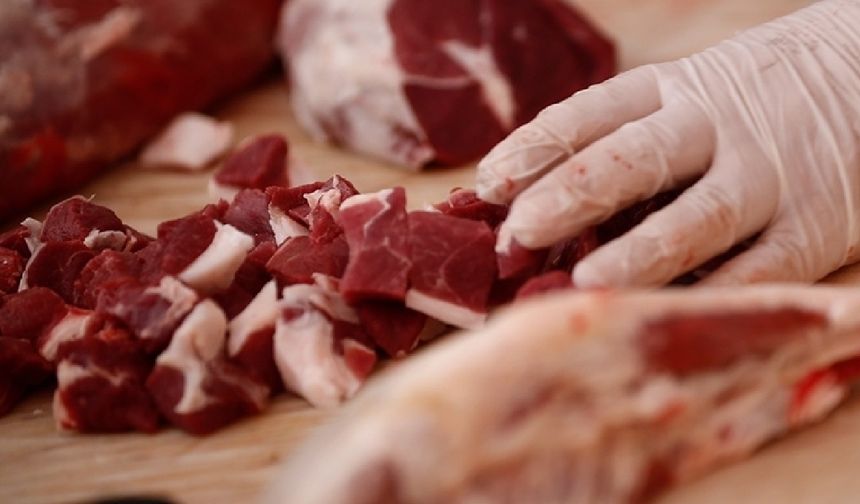 “SAATLİ BOMBA”

Ancak kardiyologlar, bu diyeti uygulayanların sağlık açısından “saatli bomba” etkisiyle karşı karşıya kaldığı uyarısında bulunuyor.  ABD’li kalp cerrahı Dr. Dmitry Yaranov, yüksek proteinli diyetlerin, dışarıdan son derece fit görünen 35 yaşındaki bireylerde bile kalp krizine yol açabileceğini söylüyor. Instagram’da 11 milyondan fazla izlenen bir videosunda Yaranov, “Hastalarım dışarıdan heykel gibi görünüyor olabilir. Ancak damarlarının içi bambaşka bir hikâye anlatıyor,” diyerek uyarıyor.
