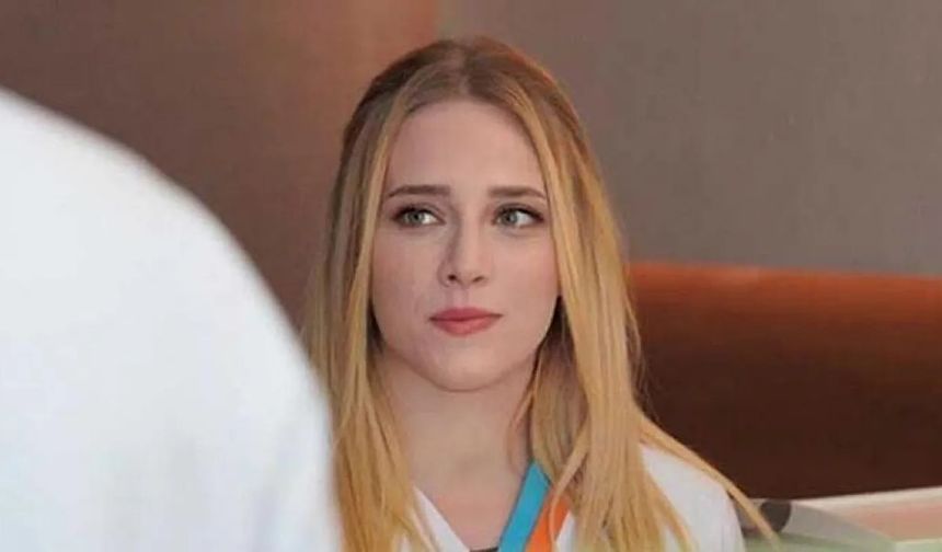 “Arkadaşlar, 10 senedir obsesif kompulsif bozukluk ve anksiyete hastasıyım. Son 2 senedir korkunç bir düzeydeydi. Bu sene artık bundan sonsuza kadar kurtulmak için bütün maddi kaynaklarımı OKB uzmanları Mark Freeman ve Ali Greymond’dan koçluk almaya ve sevgili doktorum Aziz Mehmet Gökbakan ile seanslarıma devam etmeye harcadım. Hastalığı 10 üzerinden 10 seviyesinden 10 üzerinden 3-4 seviyesine getirdiğimi rahatlıkla söyleyebilirim. Hala önümde uzun bir yol var ama herkes maalesef benim kadar şanslı değil ve özellikle OKB konusunda yeterince Türkçe kaynak yok. Sorularınız varsa kendi deneyimlerimi kullanarak yardımcı olmak isterim. (Not: Bu asla terapi yerine geçemez. Sadece seanslarda ve iyileşme sürecinde öğrendiklerimi aktarabilirim)”