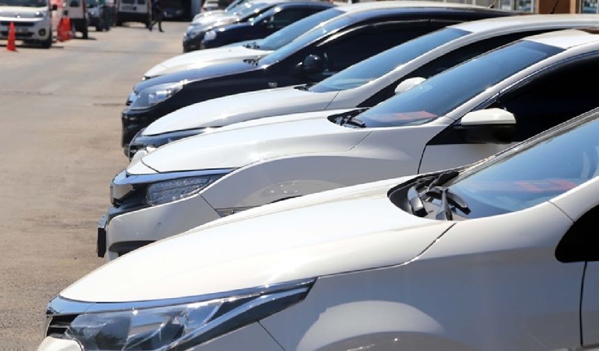 ŞAŞKINLIĞINI GİZLEYEMEDİ

Bryce, TikTok’ta Honda otomobillerle ilgili video izlerken aracının camını kumanda ile açabildiğini gördü. Meraklı kullanıcı hemen bu özelliği denemek için otoparka gitti. Anahtarda kilidi açma düğmesine iki kez basan ve ikinci basışta düğmeyi basılı tutan Bryce, camların otomatik olarak aşağıya indiğini görünce şaşkınlığını gizleyemedi.