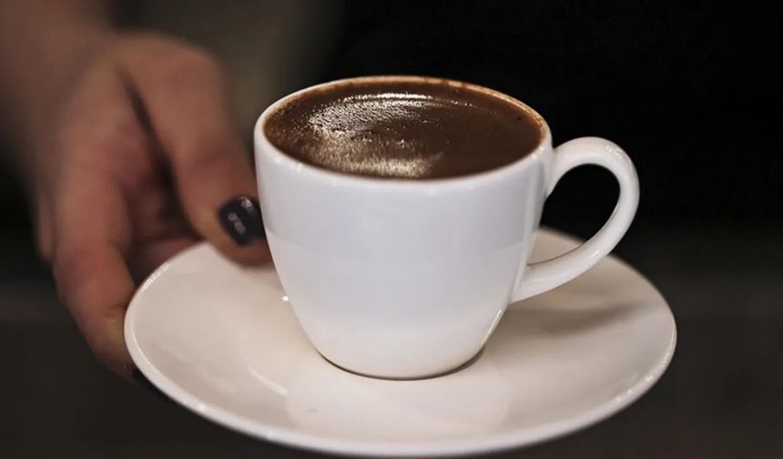 NTV’de yer alan habere göre; ABD'de yapılan yeni bir araştırmaya göre, günde bir fincan kahve içmek bile kalp sağlığını korumada etkili olabilir. Uzmanlar, kahve tüketiminin kalp krizi riskini azaltabileceğini ve ölüm oranlarını düşürebileceğini açıkladı.