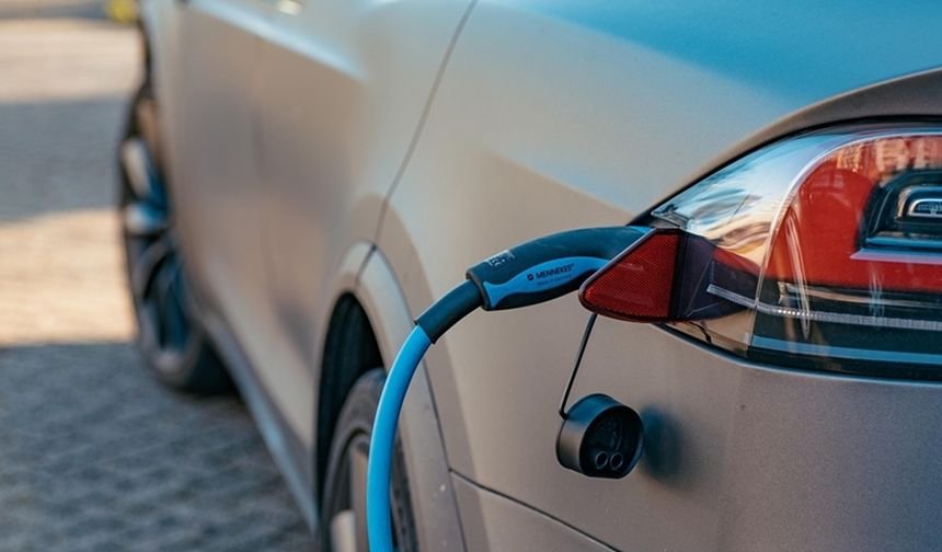 Gazeteci Emre Özpeynirci, 2 Temmuz'da X hesabından yaptığı paylaşımda, "Haziran 2025 itibarıyla satılan her 100 otomobilden tam 27'si elektrikli oldu" ifadelerini kullandı. 