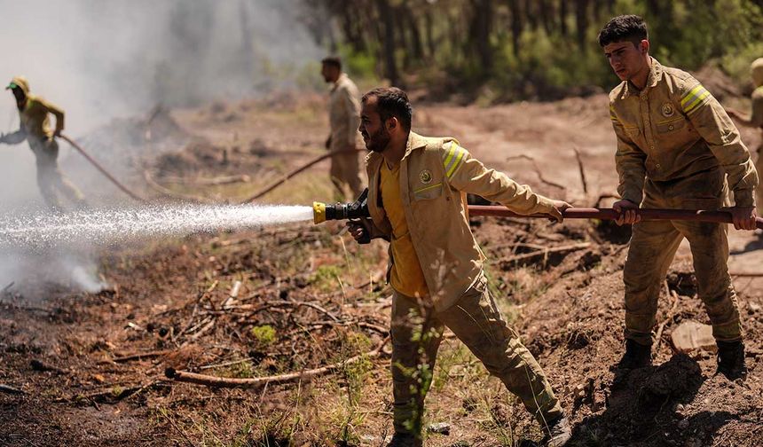 İzmir’deki yangınlara, her gün ortalama 1000’den fazla kara personeliyle müdahale ediliyor. Yangınların kontrol altına alınmasında en kritik rolü üstlenen orman işçileri, özellikle rüzgarlı havalarda hava araçlarının devre dışı kaldığı anlarda ön cephede görev alıyor.