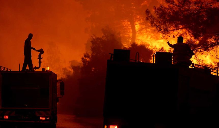 Türkiye’nin dört bir yanından İzmir’e gelen orman ekipleri, son günlerde art arda çıkan yangınlara karşı zorlu bir mücadele yürütüyor. Havadan müdahalenin mümkün olmadığı anlarda devreye giren kara ekipleri, alevleri durdurmak için canla başla çalışıyor.